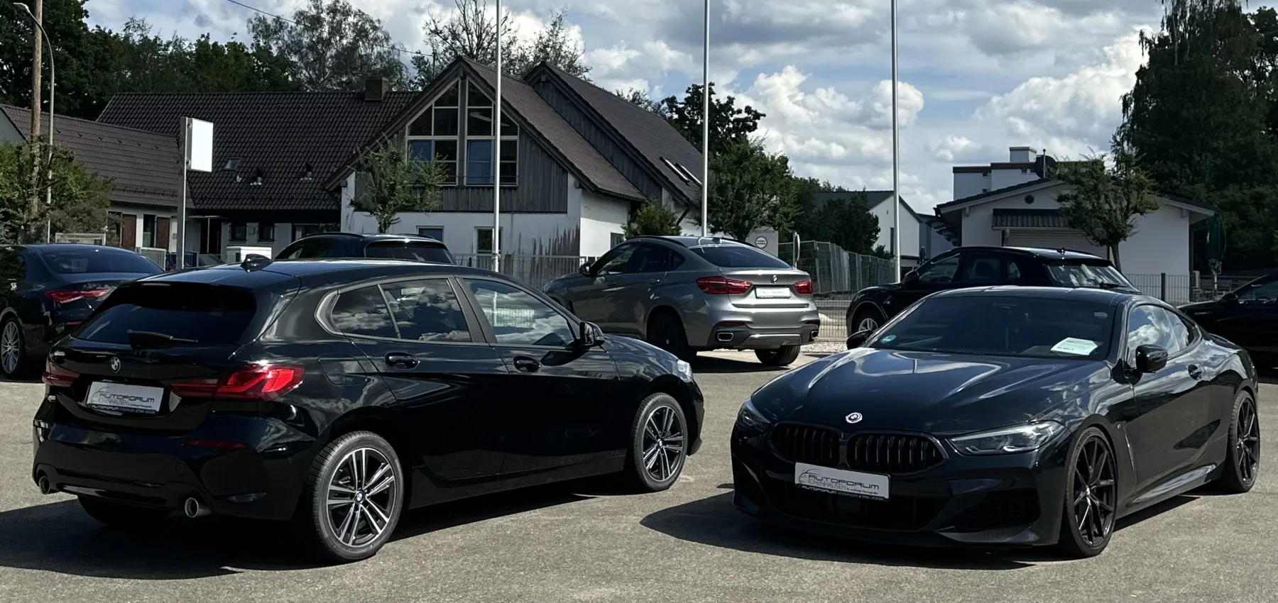Fahrzeuge auf dem Hof des Autoforum Ichenhausen