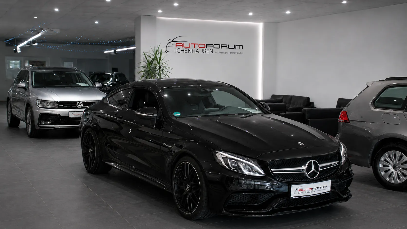Fahrzeuge im Showroom des Autoforum Ichenhausen